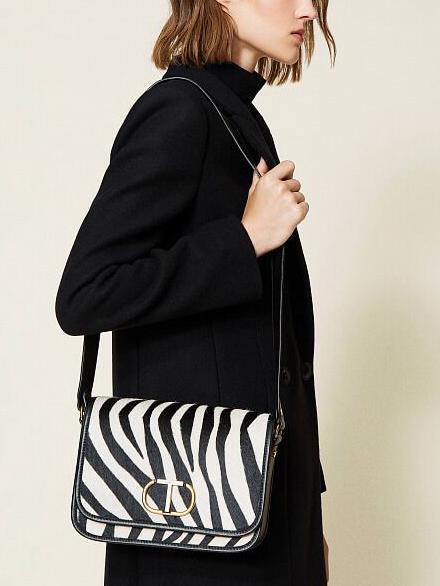 Schultertasche in Haut zebra  pelziger Zebraschnee / schwarz - Damentaschen