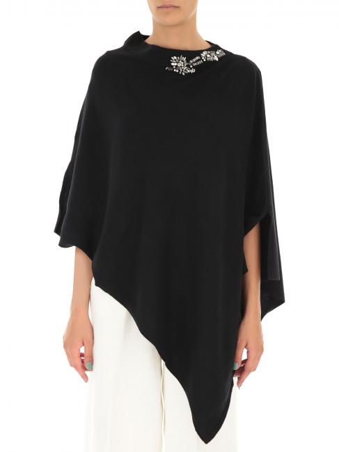 Poncho in maglia con ricamo castoni su scollo   Schwarz - Schals