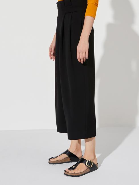 GIZEH BIG BUCKLE Flip-Flops aus Lackleder schwarz leuchten - Damenschuhe