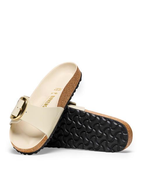 MADRID BIG BUCKLE Slipper aus Lackleder ecru gl&auml;nzen - Damenschuhe