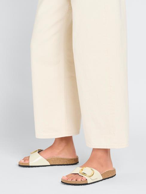 MADRID BIG BUCKLE Slipper aus Lackleder ecru gl&auml;nzen - Damenschuhe