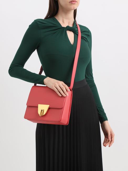 NICO Kleine Umh&auml;ngetasche aus Leder Preiselbeeren - Damentaschen