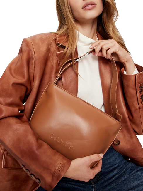 EMBOSSED CALVIN  Umh&auml;ngetasche L&ouml;we - Damentaschen