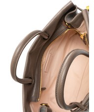 COCCINELLE BLUE SOFT Handtasche aus geh&auml;mmertem Leder Ebenholz - Damentaschen - 5