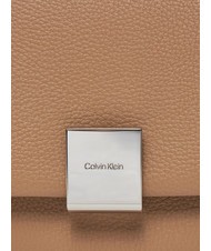 CALVIN KLEIN CK PLAQUE Mittelgro&szlig;e Umh&auml;ngetasche Amphora - Damentaschen - 3