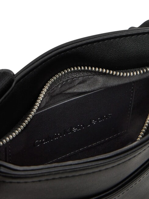 CKJ MONO LOGO Flachbeutel auf Schwarz - Damentaschen