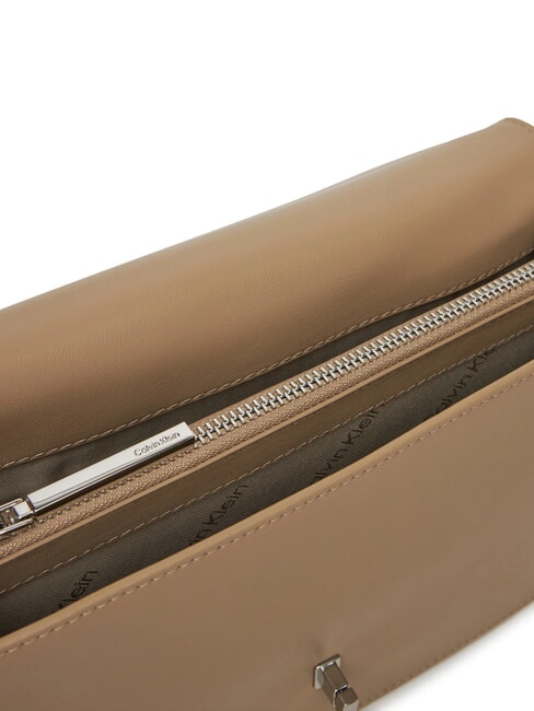 CK ELONGATED Umh&auml;ngetasche mit Klappe Geschirr - Damentaschen