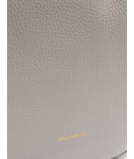 COCCINELLE ALPHA Schultertasche aus geh&auml;mmertem Leder hellgrau - Damentaschen - 5