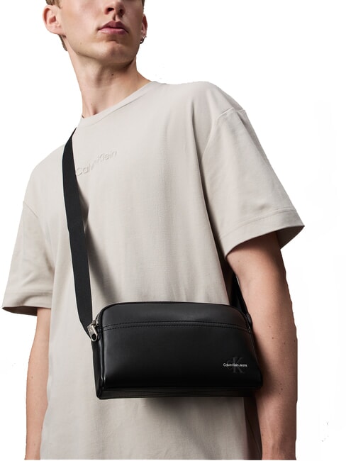 CKJ MONO LOGO Horizontale Tasche auf Schwarz - Umh&auml;ngetaschen Herren