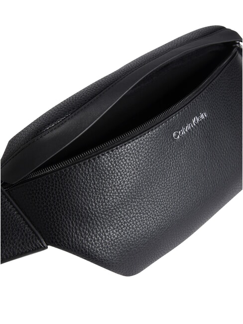 CK MUST G&uuml;rteltasche mit Metalllogo auf Schwarz - H&uuml;fttaschen