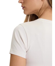 GUESS SS CN PEONY TRIANGLE Kurzarm-T-Shirt mit Aufdruck ged&auml;mpfter Stein - T-Shirts und Tops f&uuml;r Damen - 4