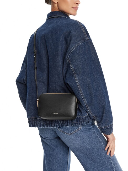 EMBOSSED LOGO Mini-Umh&auml;ngetasche schwarz/ger&ouml;stete Kokosnuss - Damentaschen