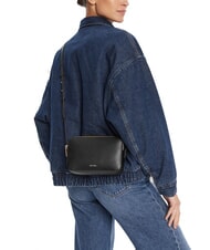 CALVIN KLEIN EMBOSSED LOGO Mini-Umh&auml;ngetasche schwarz/ger&ouml;stete Kokosnuss - Damentaschen - 5