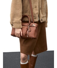 GUESS GREGORIA Mittelgro&szlig;e Handtasche mit Schultergurt COGNAC - Damentaschen - 5