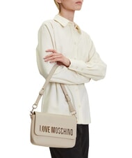 LOVE MOSCHINO LAMINATED BOLD LOVE Umh&auml;ngetasche mit &Uuml;berschlag Elfenbein - Damentaschen - 5