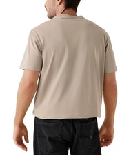 GUESS SMALL LOGO Kurzarm-T-Shirt in regul&auml;rer Passform Pasadena-Stein - Herren-T-Shirts - 2