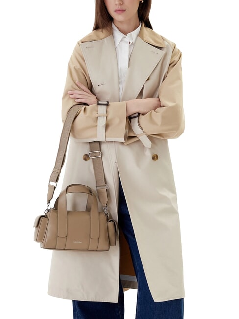 SIGNATURE LOGO STRAP Handtasche mit Schulterriemen W&uuml;stentaupe - Damentaschen