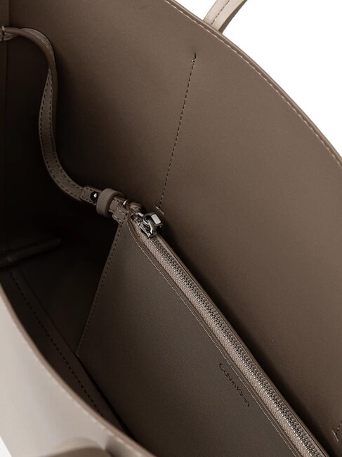 EMBOSSED LOGO Umh&auml;ngetasche W&uuml;stentaupe - Damentaschen