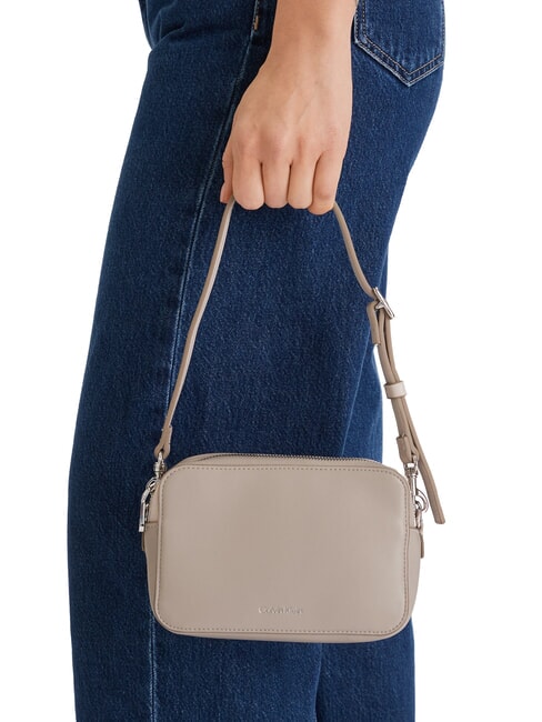 SIGNATURE LOGO STRAP Kameratasche mit Doppelfunktion W&uuml;stentaupe - Damentaschen