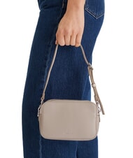 CALVIN KLEIN SIGNATURE LOGO STRAP Kameratasche mit Doppelfunktion W&uuml;stentaupe - Damentaschen - 5