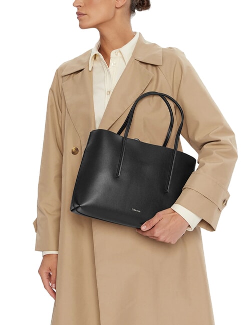 EMBOSSED LOGO Umh&auml;ngetasche schwarz/ger&ouml;stete Kokosnuss - Damentaschen