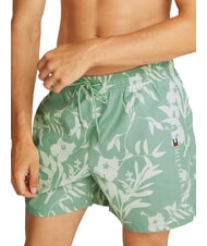 TOMMY HILFIGER TH gemustertes Boxerkost&uuml;m diffuses Logo-Gitter gr&uuml;n aop - Herrenbadehosen - 3