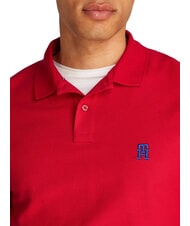 TOMMY HILFIGER TH Kurz&auml;rmeliges Poloshirt mit Monogrammstickerei Mittelrot - Herren-Polo-Shirts/Herren-Polo-Shirt/Herrenpoloshirt/Herrenpoloshirts - 3