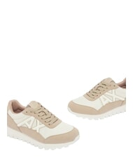 ARMANI EXCHANGE DROP MICROSUEDE Sneaker mit seitlichem Logo Sand + Cremewei&szlig; - Damenschuhe - 5