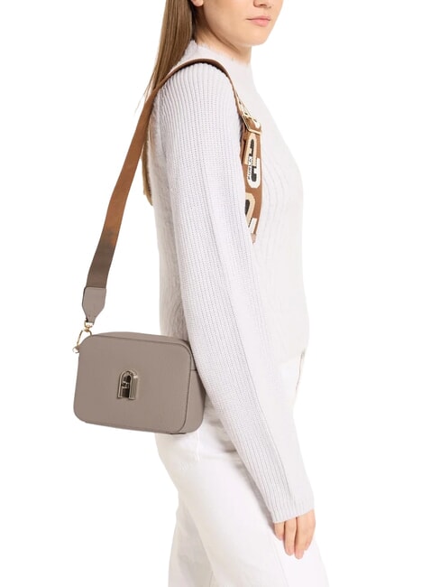GARDENIA Kameratasche aus Leder mit Keria-Print Taupe + Cognac-T&ouml;ne - Damentaschen