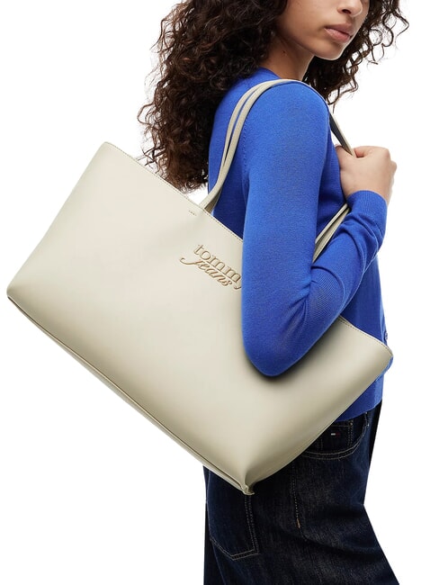 TJW MUST XL-Schultertasche mit gepr&auml;gtem Logo Hafennebel - Damentaschen
