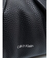 CALVIN KLEIN ENGRAVED HW Umh&auml;ngetasche auf Schwarz - Damentaschen - 3