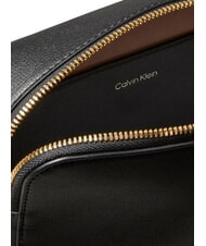 CALVIN KLEIN EMBOSSED LOGO Mini-Umh&auml;ngetasche auf Schwarz - Damentaschen - 4